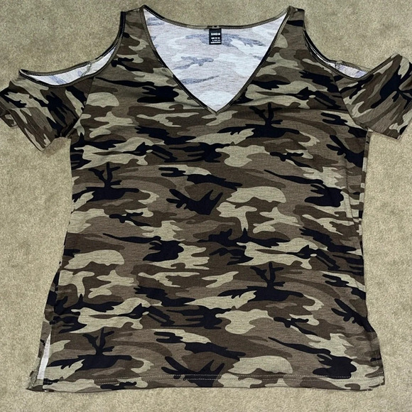 Woman's size Large cold shoulder camo top - Picture 1 of 3